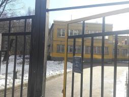 Калитка при входе на террриторию детского сада выделена контрастным цветом (1-я площадка)